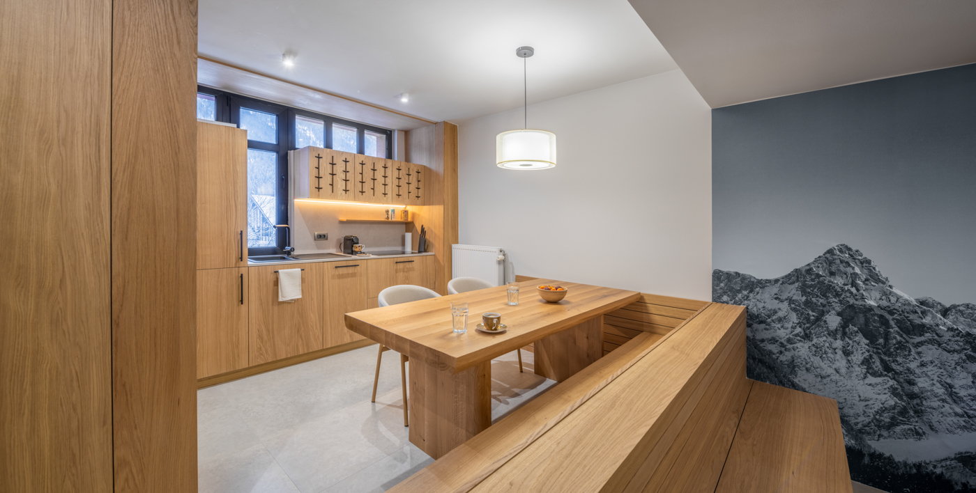 Hrastova kuhinja in jedilna miza v apartmaju Jakob