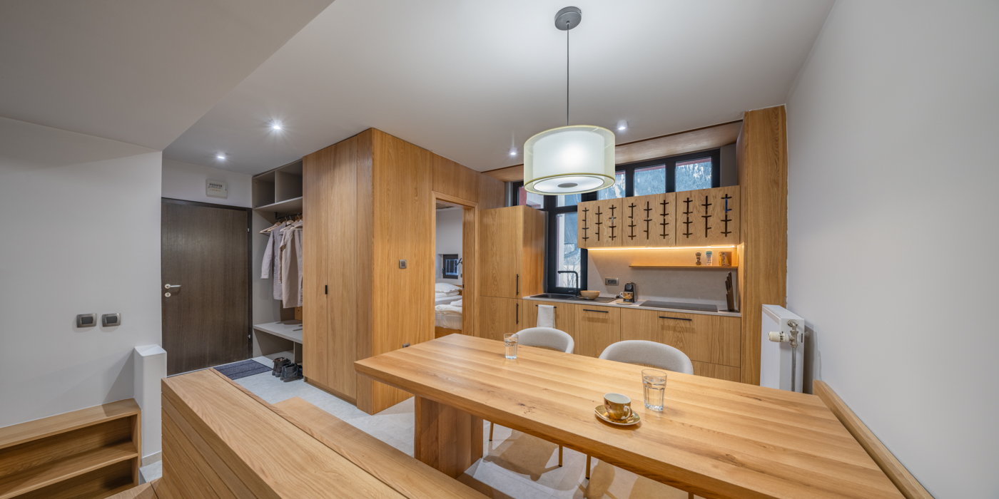 Jedilni del apartmaja Jakob z veliko leseno mizo