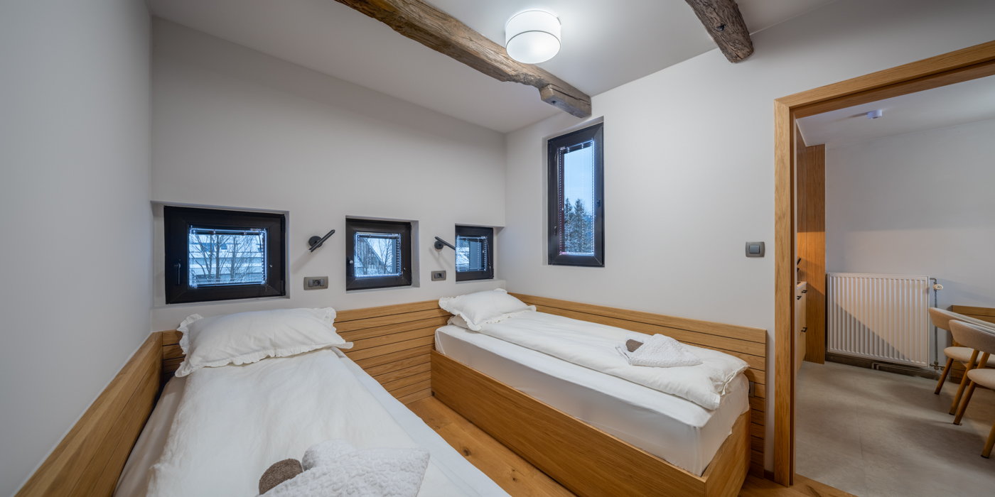 Spalnica z dvema enojnima posteljama v apartmaju Jakob