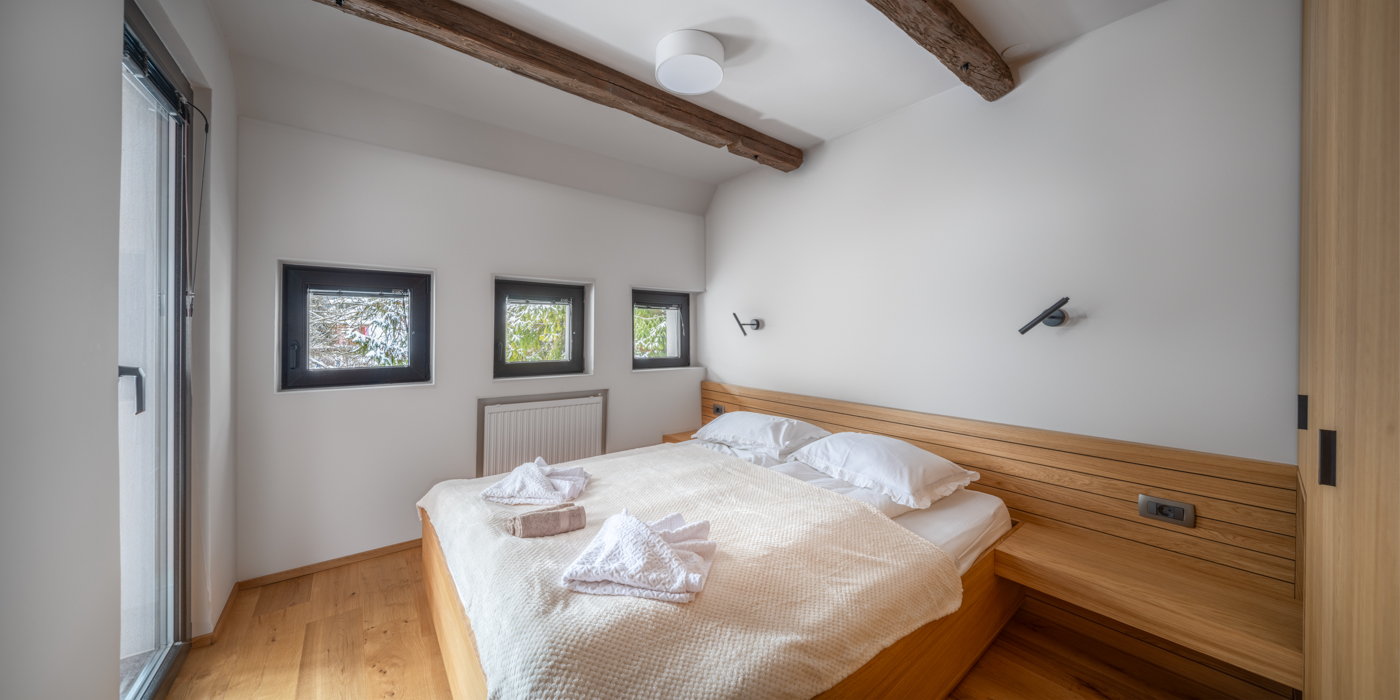 Spalnica z zakonsko posteljo v apartmaju Jakob