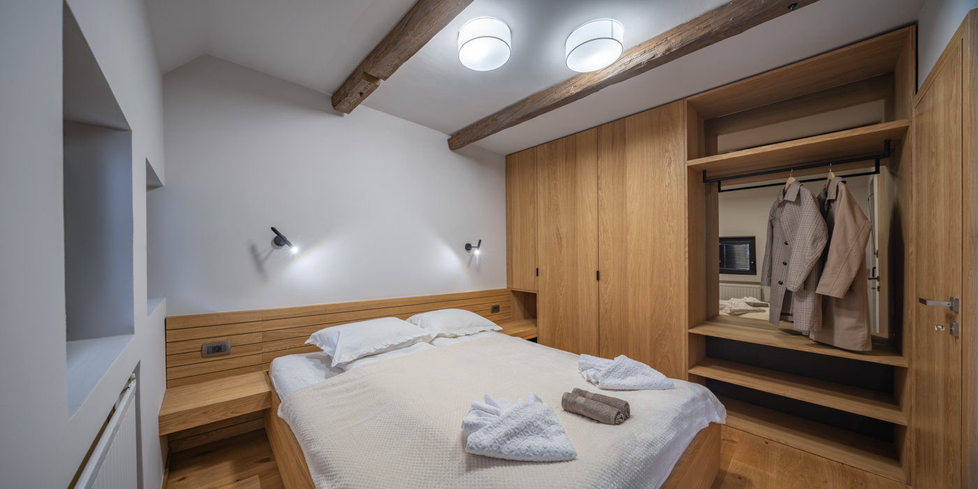 Spalnica z omaro v apartmaju Jakob