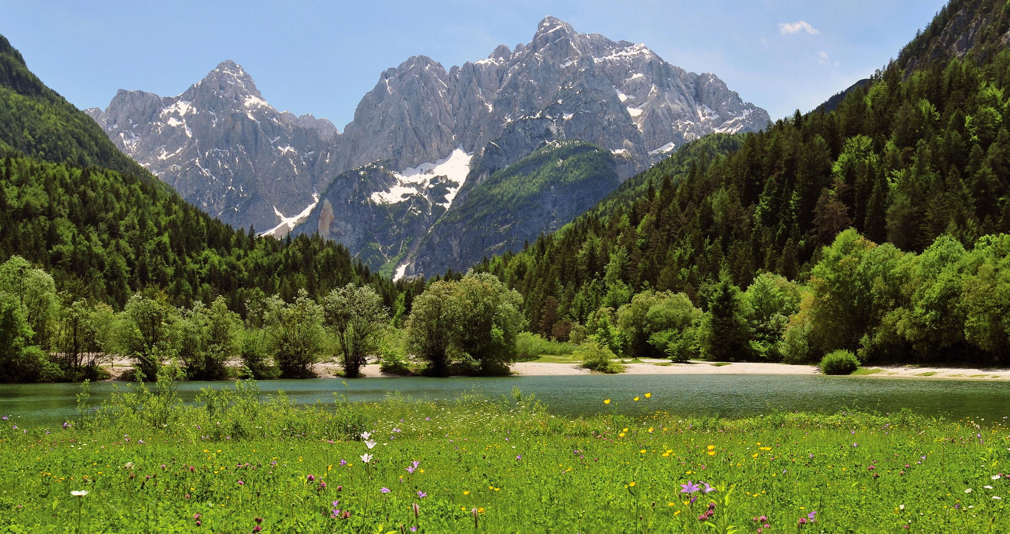 Julijske Alpe s Prisojnikom in Razorjem nad Jezerom Jasna pri Kranjski Gori