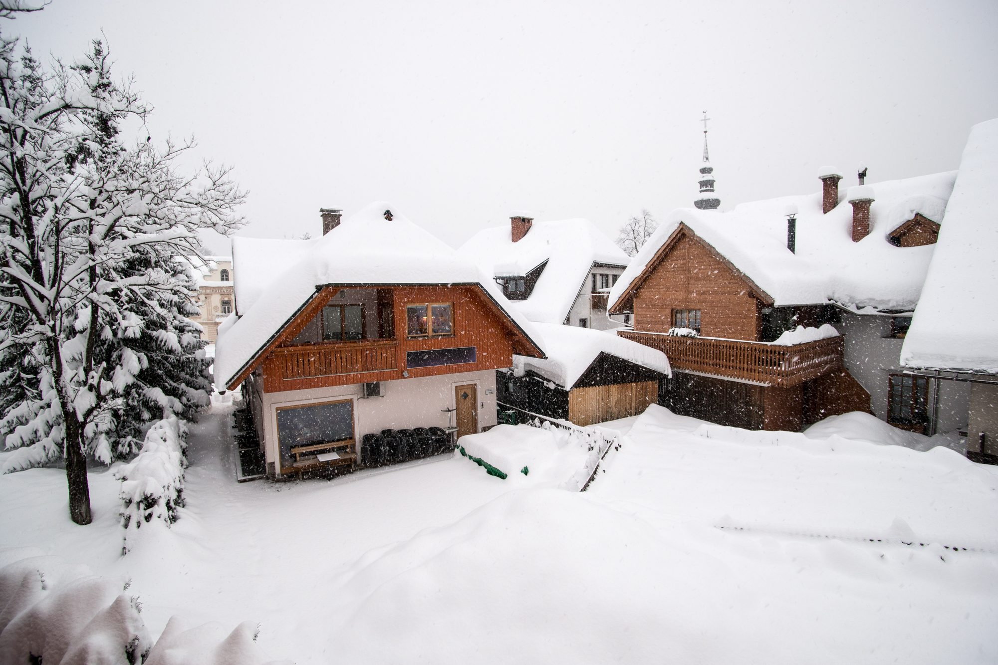 Zasnežena Kranjska Gora pod Julijskimi Alpami