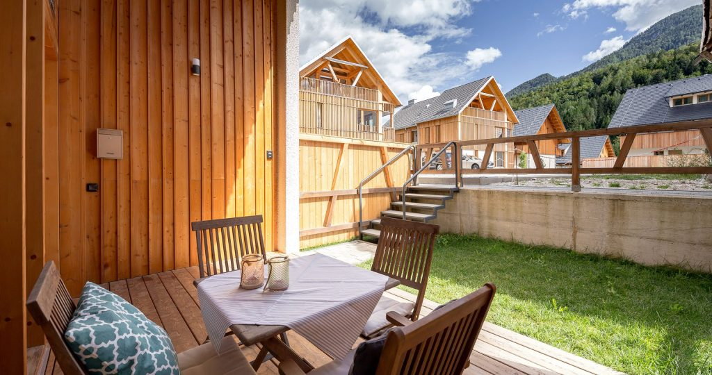 Širši pogled na teraso in okolico apartmaja SKI Gothia