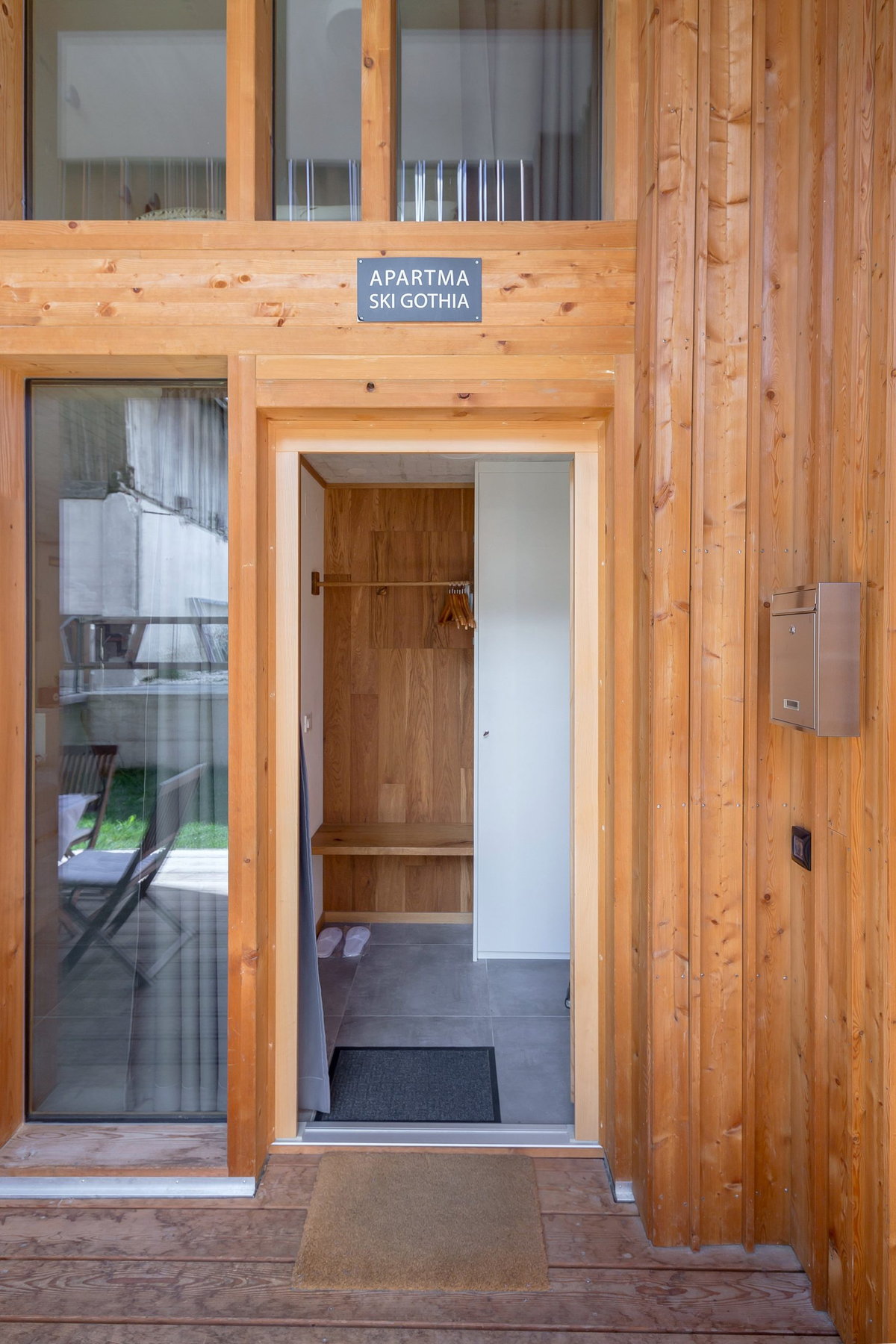 Lesen vhod v apartma SKI Gothia